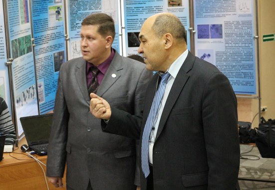 Осмотр выстаки разработок первым проректором по УР АлтГУ Аничкиным Е. С.jpg